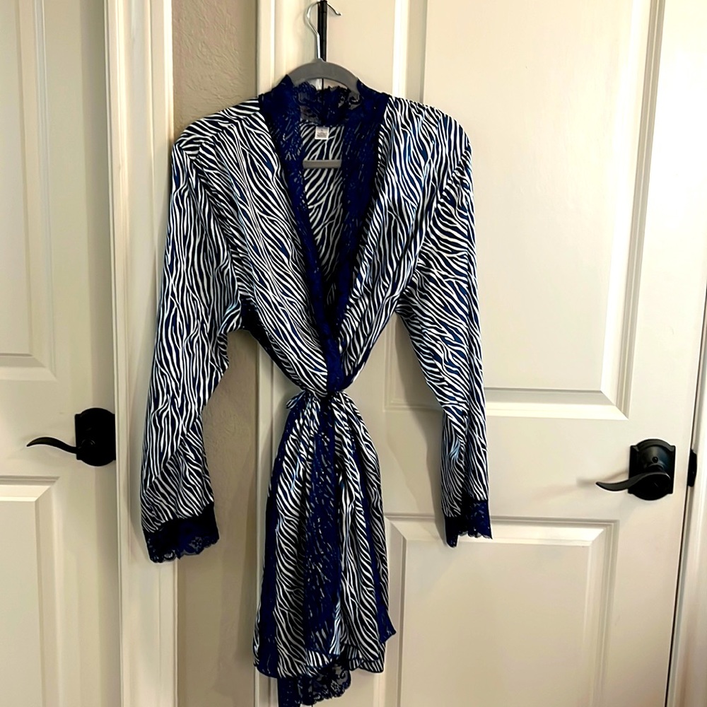 NWOT Fredricks of Hollywood Night Gown and Robe Set